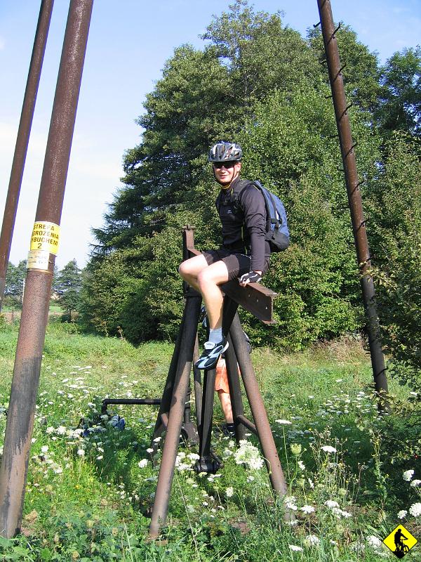 2.jpg - Z Gorlic aby dostać się w teren, musimy niestety przejechać 20km do Folusza. Po drodze mijamy mnóstwo starych (ale ciągle bujających się) ropociągów. Pokusa była silniejsza niż Dżonemu się wydawało…