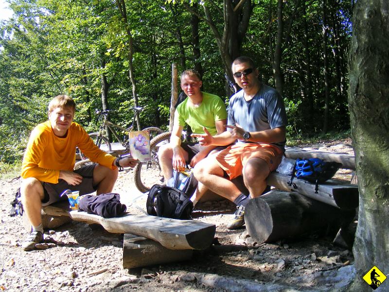 6.jpg - Zeszyt, który trzymam w dłoni, zawiera mnóstwo różnych dziwnych wpisów, więc i my nie pozostaliśmy dłużni… dziwnie się wpisaliśmy.