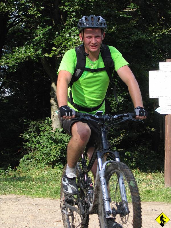 92.jpg - Z taką właśnie myślą docieramy po pewnych przygodach nawigacyjnych na Przełęcz Małastowską. Dżony wyraźnie już zmęczony, Juras tak samo. Ale teraz czekam nas to po co tu tyraliśmy taki kawał…