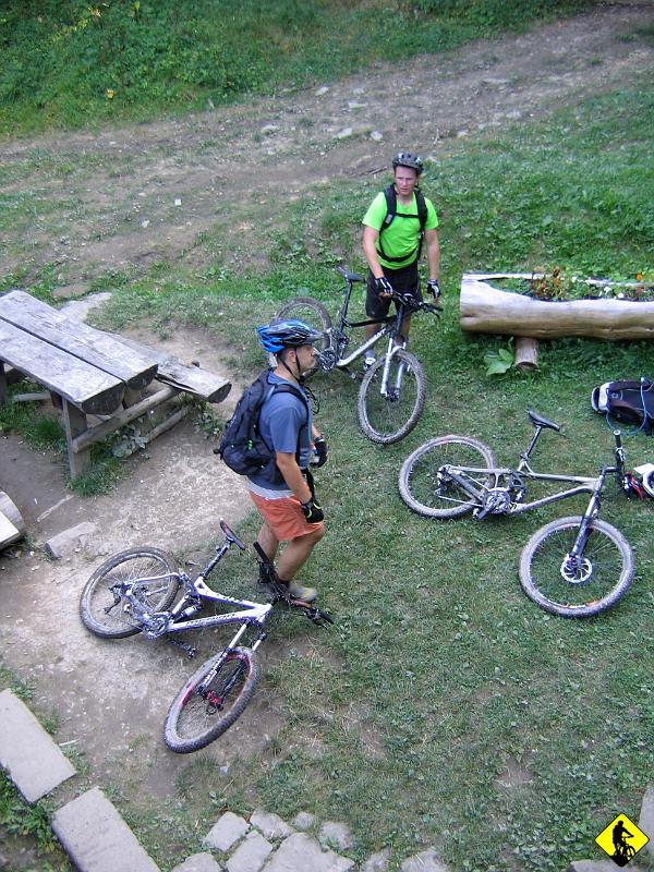 93.jpg - Schronisko, jedzenie, chwila odpoczynku. Czuć już jesień, jak tylko słońce znika na horyzoncie, to zimno wdziera się w te miejsca, gdzie akurat nie chcesz by się wdzierało :)