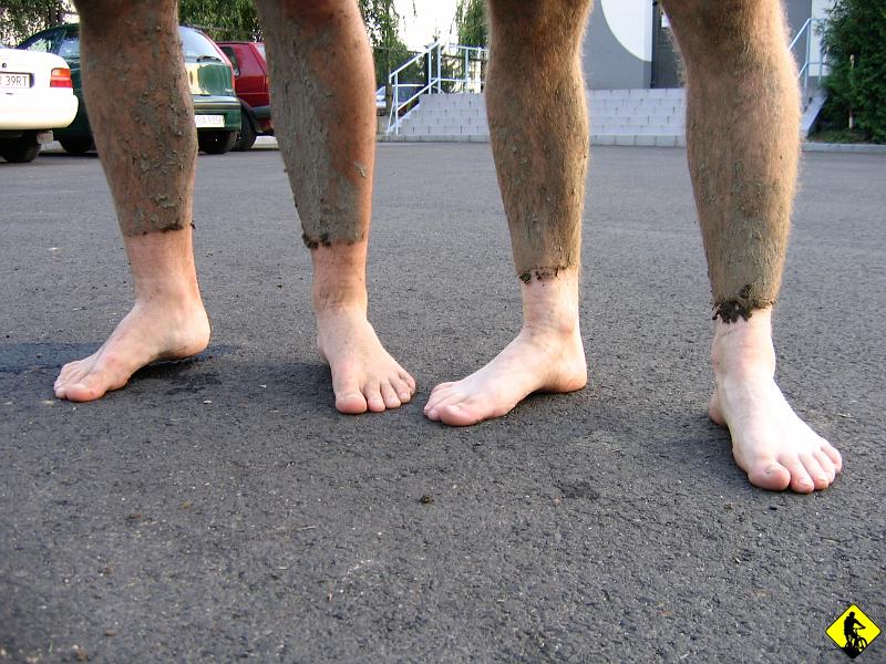 98.JPG - Oto jak powinny wyglądać nogi prawdziwego bikera po całym dniu w terenie!