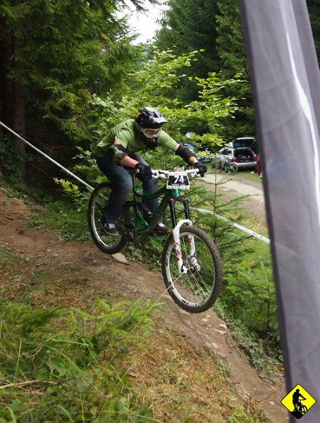 11.jpg - Już w samych Koninkach nie chwaląc się swoimi zdolnościami nabytymi podczas tysiąca rozmów z klientami w Deca, udaje nam się wyjechać na Tobołów za darmola :) No może dlatego, że tego dnia były tam zawody DH i po prostu na tzw. „Jana” podpięliśmy się do kolejki na górę :)