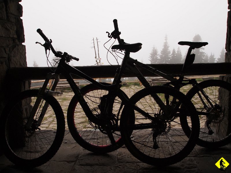 14.JPG - Turbacz x 2, pogoda bez zmian. Zresztą widać. Dobra czas się zawijać na dół, przynajmniej cieplej będzie.