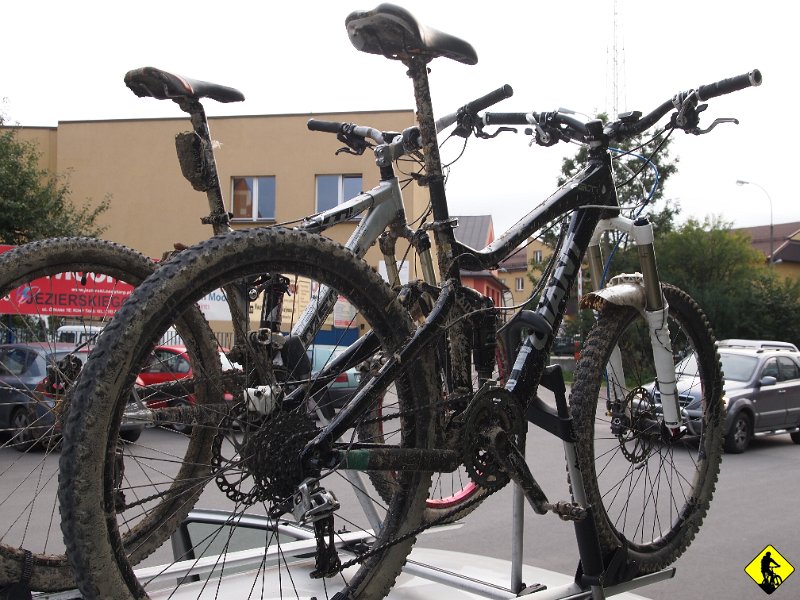 16.JPG - Rowery na dach. Ubrania i buty do wora. Znowu czeka je pranie, żeby znowu zostały ubrudzone :) na następnej trasie :)