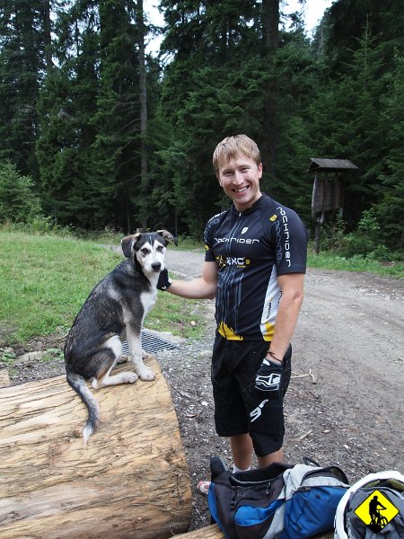 2.jpg - Już na początku, gdy asfalt w Kowańcu zamienił się w szuter, przyplątał się do nas kundel, był na tyle „miły”, jeśli tak można to nazwać, że bez problemu pozował do zdjęć :)