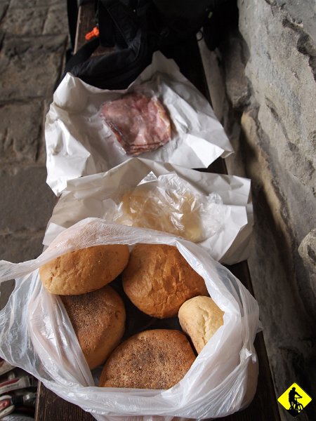 7.jpg - Z półproduktów tworzymy posiłek. Inaczej to bułka z szynką i serem :)