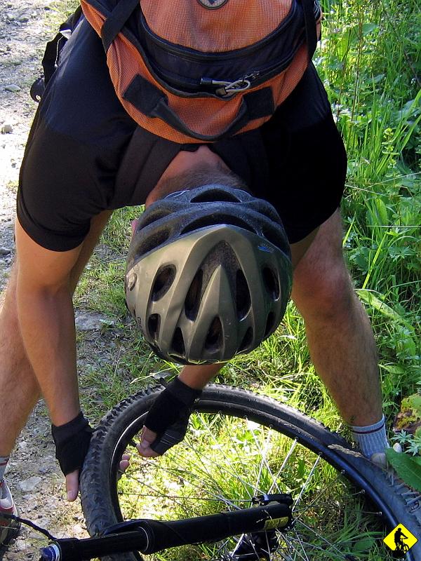 IMG_3623.jpg - Ile razy można atakować tą samą trasę? Okazuje się, że kilka. To moje trzecie podejście do pętli w Wyspowym prowadzącej z Myslenic przez Krową Górę, Trupielec, Glichowiec, Księża Górę, Obserwatorium na Lubomirze i Kudłacze. Typ na focie to Konrad W. - twardziel jakich mało na ziemi. Postanowił się zmierzyć z trasą, rowerem, a najbardziej to chyba z samym sobą.