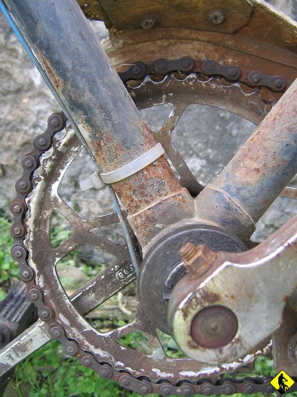 IMG_3642.jpg - W wiosce Wżary spożywczak skusił nas na lody. Ja po raz n’ty powtórzę, że gdyby nie „zip’y” to świat miałby poważny problem :]  Dodatkowo możecie sobie zobaczyć jak długo można jeździć na jednym łańcuchu – w tym przypadku jest to całe życie.