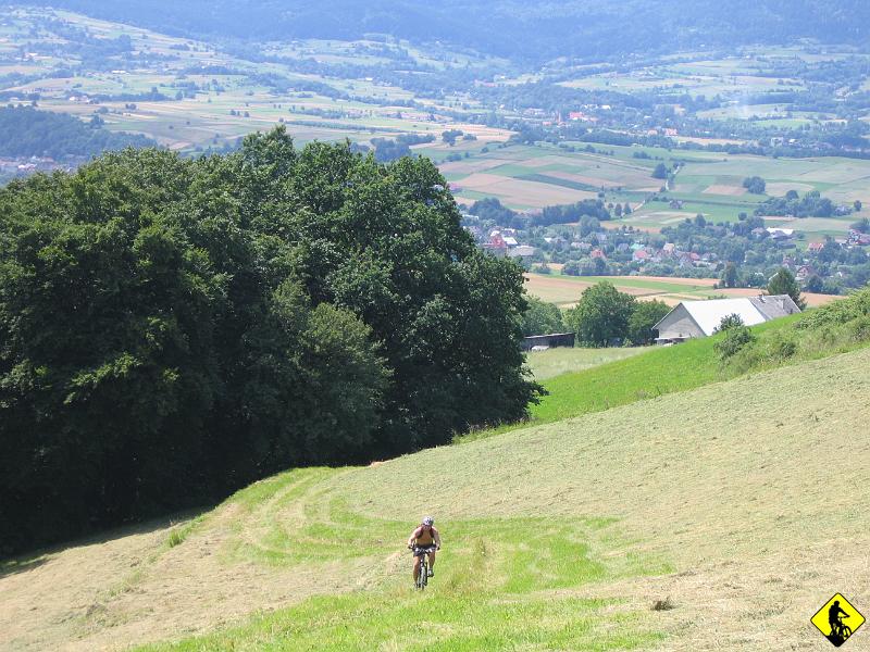 IMG_3652.JPG - Trawiasty atak na ... no właśnie co? Właściwie to nasza wina, że pomyliliśmy skręty i musimy tyrać trawiastą „niby” ścieżką, by dotrzeć do niebieskiego szlaku na Ciecień