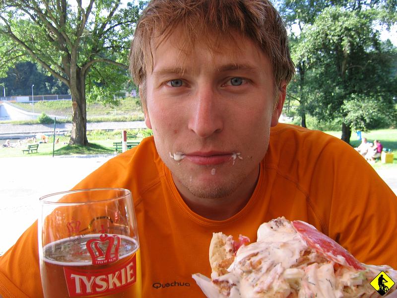 IMG_3699.JPG - Zjazd do Myślenic i nagroda. W sumie trasa średnio-ciężka, ale dla Konrada skończyła się kolacją na stojąco i spaniem na brzuchu. :] PoZdRo.