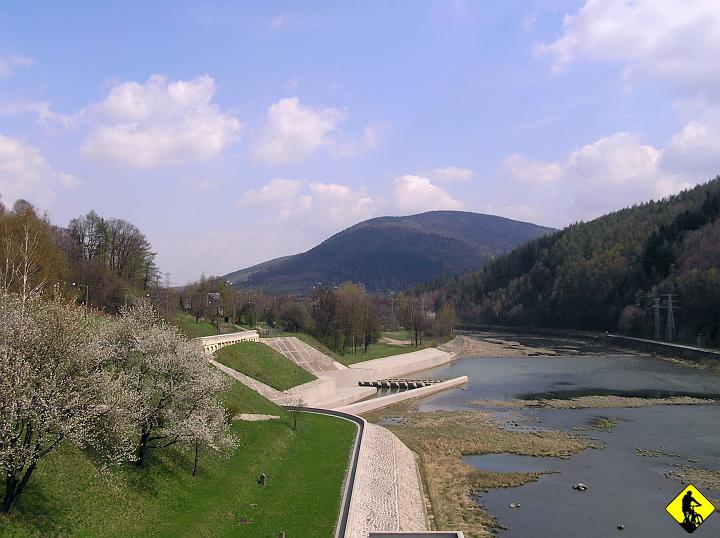 P4130053.jpg - Ruszamy, jak można wykminić  (to takie osiedlowe określenie dotyczące myślenia i z tym związanych czynności) z poprzedniego zdjęcia  z Andrychowa. Wybieramy opcję z Jurkiem "czy spieszy Ci się dzisiaj do domu?" :) na górę Żar, by wracać terenem do Statku Matki.