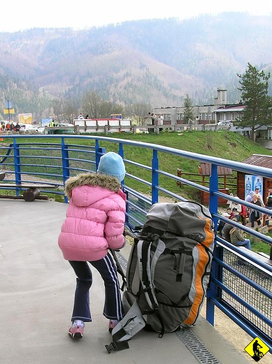 P4130056.jpg - Trasa przez Porąbkę (spora górka, zjazd, Elektrownia wodna) i już jesteśmy na dolnej stacji kolejki na Górę Żar, gdzie pewna dziewczynka wprawiała w osłupienie wszystkich obecnych, niosąc plecak swojej wielkości !!!  Oczywiście żarcik :)