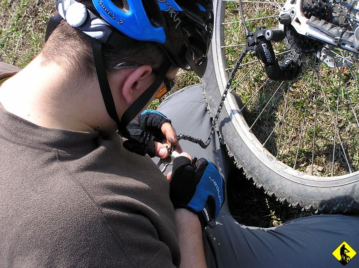 P4130071.jpg - Podczas jazdy na górę podobno jest magiczne miejsce, które przeczy fizyce... ja jego nie znalazłem, dla mnie cały czas był podjazd :P 
Na zdjęciu 1(łańcuch) z 2 (wózek przerzutki) napraw napędu Jerzego .