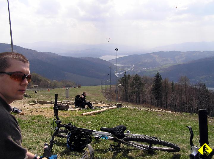 P4130082.jpg - Stołówka oraz widok na coś tam i latających ludzi-kokony :)