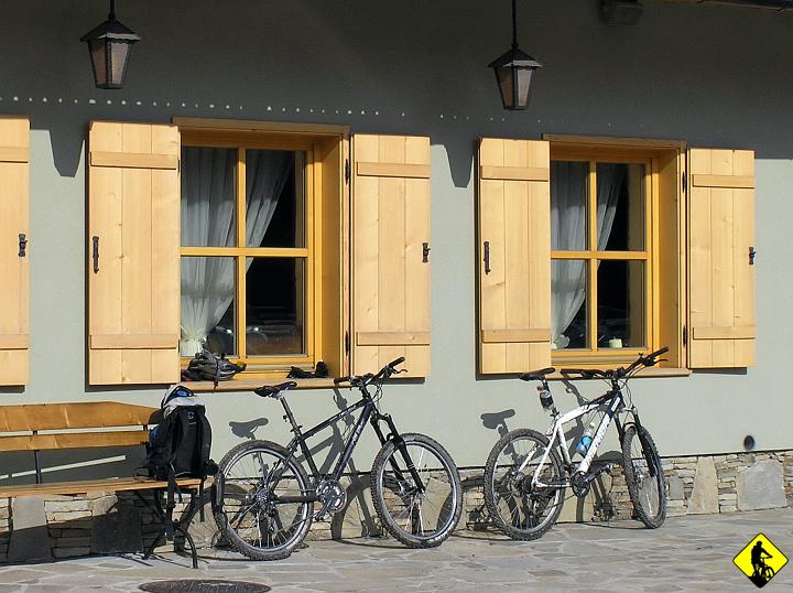 P4130132a.jpg - Karczma Kocierz. Trzeba przyznać, że odstawiona niczym niejedna knajpa na Krópówkach! Po rozpoznaniu stwierdziliśmy, że nie mają ani  mineralnej, ani batoników! Skandal! Jako, że plan zakładał przejechanie aż do leskowca (w co w sumie nie wierzyłem, gdy widziałem jak Juras leżał na ślicznie położonej kostce) trzeba bylo sie zbierać.