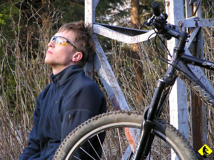 P4130183.jpg - Odpoczynek pod krzyżem na Jawornicy, na którym jest metalowa tabliczka informująca, że zginął tu 15letni chłopak  !?!