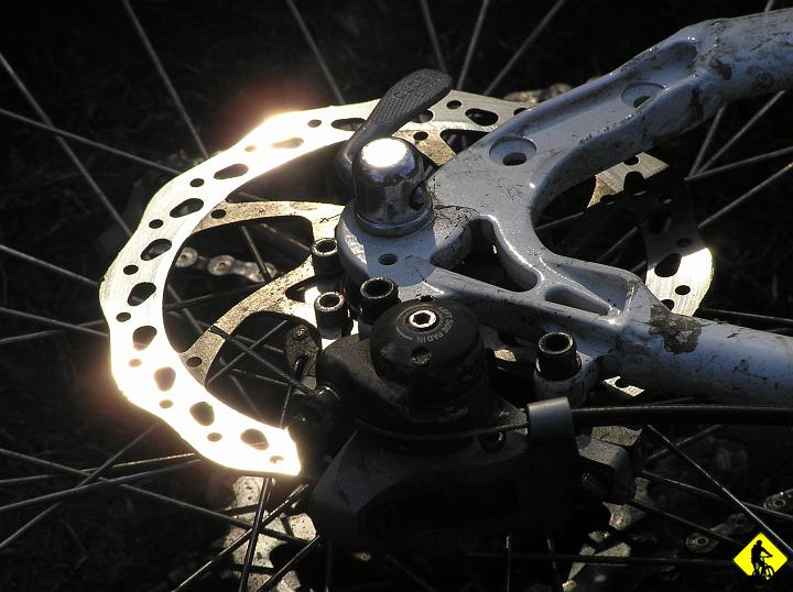 P4130184.JPG - Każdy szanujący się wypad powinien kończyć się zjazdem, który rozpala zmysły i tarcze do czerwoności. Tak było i tym razem, na 2,5km straciliśmy 450m wysokości. W oparach spalonych klocków wracamy przez Targanice do Andrychowa. Bye!