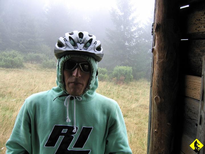 IMG_0513.jpg - Tak wygląda typ nie posiadający p/deszcz wyposażenia, mający zaraz zjeżdżać w barrrdzo dla niego niesprzyjających warunkach.