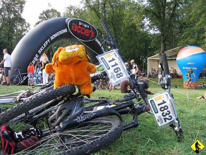 OBRAZ_55.JPG - Z kolei Agi wywalczyła 3cie miejsce w swojej kategorii (nawet medal dostała). Ten pomarańczowy kolega był jej "pacemakerem" - co się oglądała - on ciągle siedział na jej plecach :) KONIEC