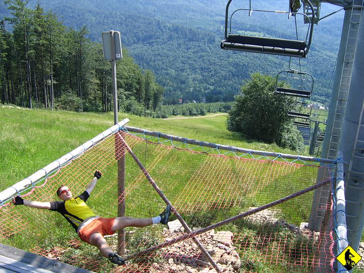PLANTS68.JPG - Mosorny "nieczynny" groń. Sprawdzaliśmy z Jurkiem czy te siatki pod krzesełkami faktycznie utrzymają spadającego narciarza...