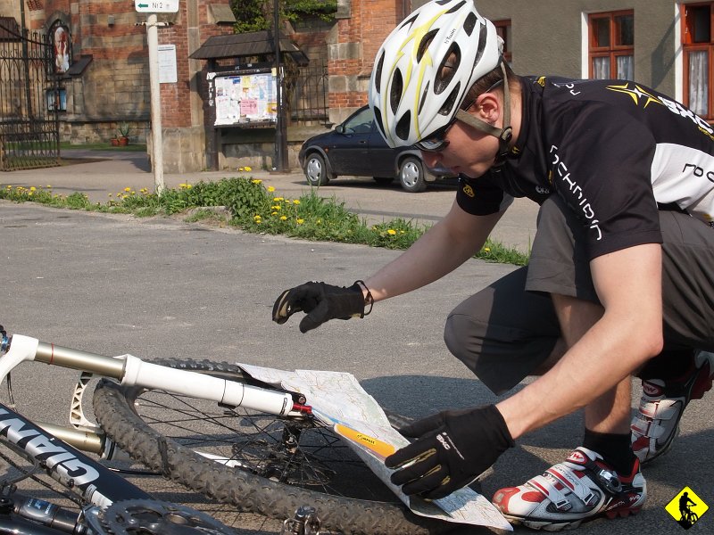 1.jpg - Dwa dni do ślubu – w sam raz na wypad w Pogórze Ciężkowicko-Rożnowskie i zakończenie tematu eksploracji tych terenów. Ruszamy z Ciężkowic, zostawiając pełzacza pod pięknym Kościołem.