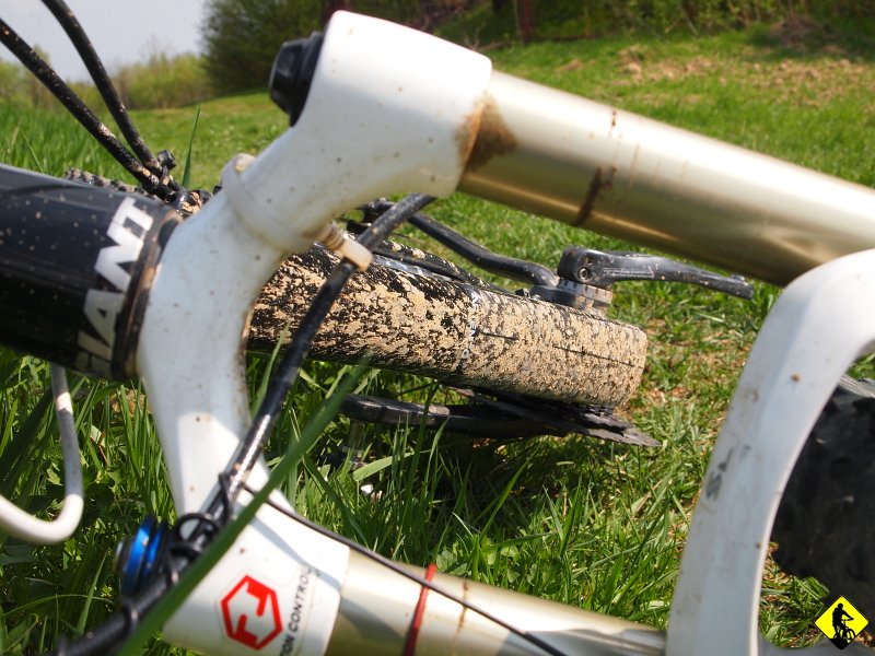 10.JPG - Na Wale zjadamy pozostałe smakołyki, odpoczywamy chwile i ruszamy w powrotną drogę do Ciężkowic przez Gromnik, gdzie zaplanowaliśmy sobie ciepły posiłek. Moja amatorska osłona ramy z owijki tenisowej jak na razie daje radę. Testy trwają. Zobaczymy jak się spisze w górach.