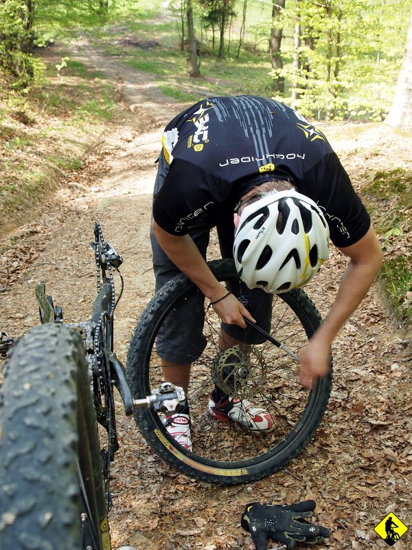 11.jpg - Ostatnio mam problem ze skompletowaniem sobie plecakowego zestawu rowerowego. I tak, zamiast pompki rowerowej miałem pompkę do amortyzatorów. Dodaj do tego przebitą dętkę, a wynikiem zapalenie się pompującej dłoni gratis. Cała operacja zajęła blisko 15min. To i tak szybko, spodziewałem się, że się zamacham na śmierć. Coś nieszczęśliwy wyjazd. Miałem nadzieję, że nic już się nie będzie działo. I nic się nie stało. Zjedliśmy sobie zapiekankę i hamburgera w Gromniku. A do Ciężkowic wróciliśmy ścieżką rowerową poprowadzoną wzdłuż drogi krajowej po drugiej stronie rzeki.