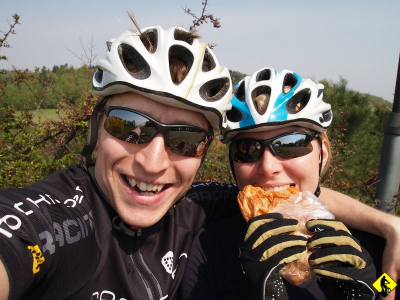 2.JPG - Trasa pod Jamną właściwie niczym szczególnym nie zachwyca, dużo asfaltu, trochę ubitych dróg gruntowych. Pod kościołem (który w środku cały wykończony jest z drewna) robimy sobie przerwę na drożdżówy zakupine jeszcze w Ciężkowicach. Przy takiej pogodzie smakują rewelacyjnie.