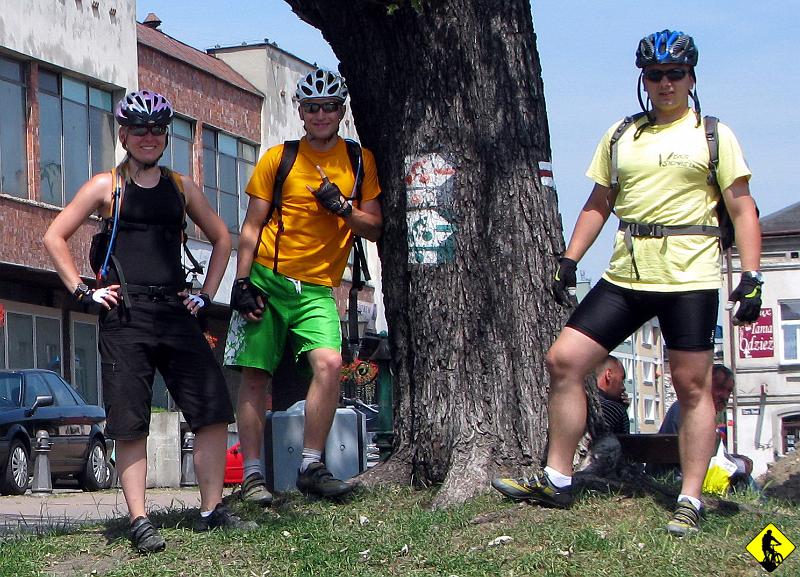 IMG_2902a.jpg - Polska rzeczywistość. Częstochowa dokładnie. Godzina 12ta. 3 godziny poślizgu. Tak właśnie zaczyna się nasza mała wyprawa rowerowym szlakiem orlich gniazd do Krakowa. Założenie na dzisiejszy dzień jest takie by nabić kilometry (czytaj: mało przerw robić). Najlepiej żeby zostało ok. 100km na następny dzień
