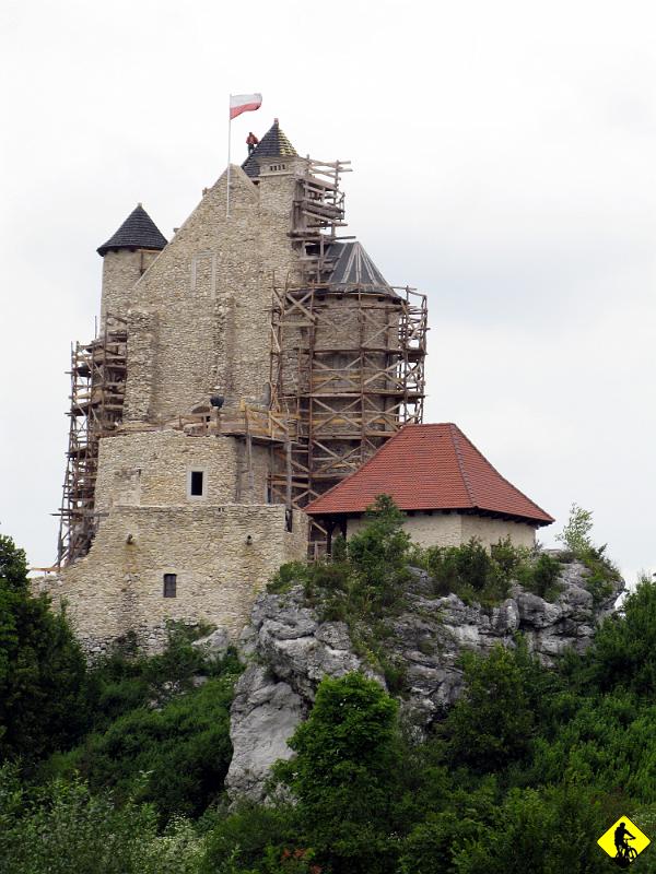 IMG_2931.jpg - Zamek Bobolice. Wreszcie napotykamy coś co przypomina budowlę. W przyszłości ma to być hotel! My kręcimy nadal. Pogoda się coś zaczyna gniewać.