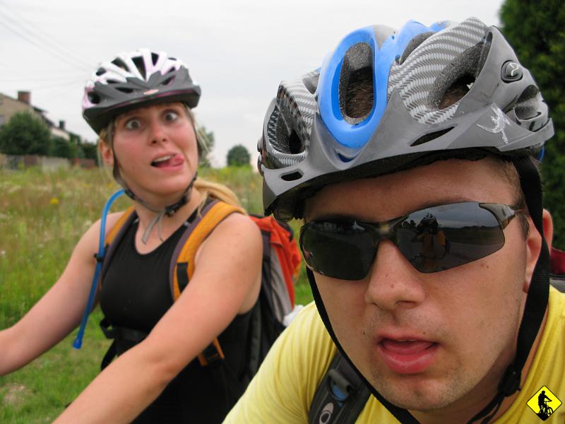 IMG_2939.jpg - Już niedaleko do Ogrodzieńca. Powoli zaczyna walić do łbów jakieś gówno. Mam nadzieję, że nie będą przeszkadzać podczas szukania noclegu :]