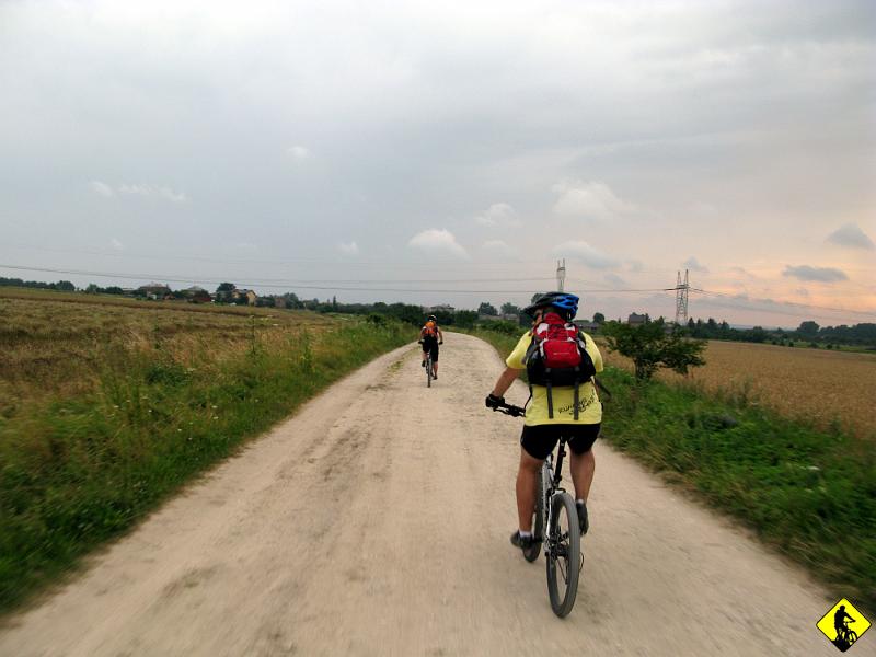 IMG_2947.jpg - Jurek patrzy na zamek w Podzamczu (Ogrodzieniec). Niestety boli go stopa i jazda jest przerywana. Jak się później okazało, Ogrodzieniec nie oferuje noclegów. Całe życie turystyczne, jeśli tak można to nazwać, kręci się we wiosce przy zamku (wspomniane Podzamcze).