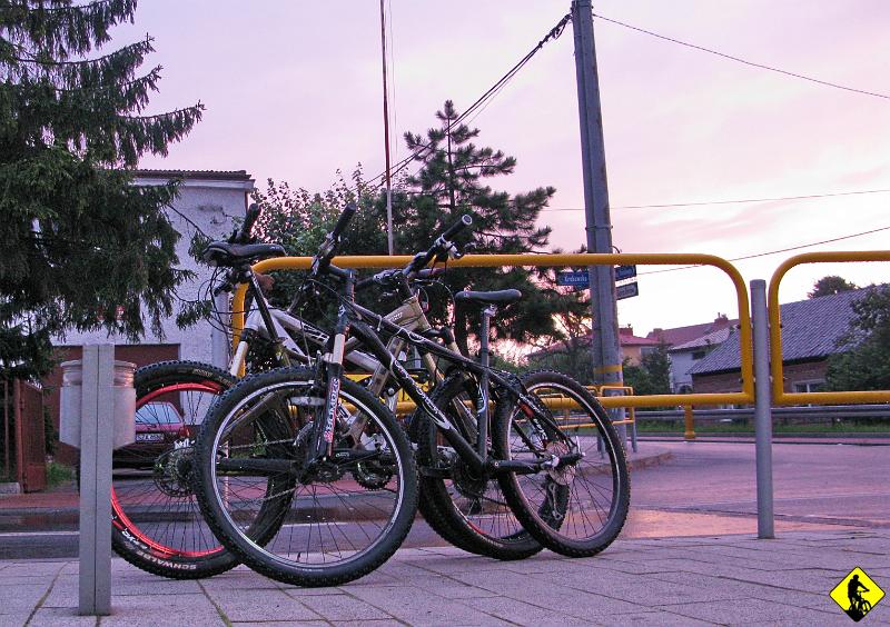 IMG_2954a.jpg - W opadach deszczu znajdujemy nocleg (25zł/os) i ruszamy na podbój "centrum" :). Z korytem lokujemy się w fajnym pokoju. Pochłaniamy kalorie pizzowe i piwne i idziemy spać.