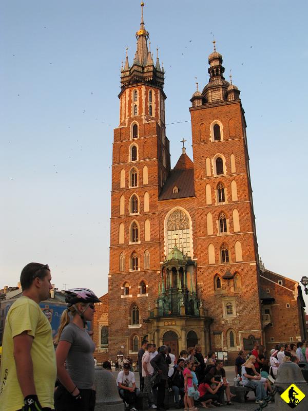 IMG_3070.jpg - Rozstajemy się na Rynku, gdzie jak zawsze coś się dzieje. Tym razem breakdance'owcy jeździli na głowie w  kasku po płycie rynku! KonieC.