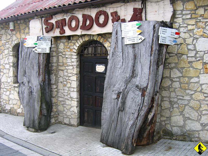 IMG_4111.JPG - Piękny poranek jest zapowiedzią gorącego drugiego dnia jazdy. Do krakowa daleko, bo ponad 100km (dla niektóych wspomaganych cyborgów to dystans na 4h). Zapowada się 10h jazdy.