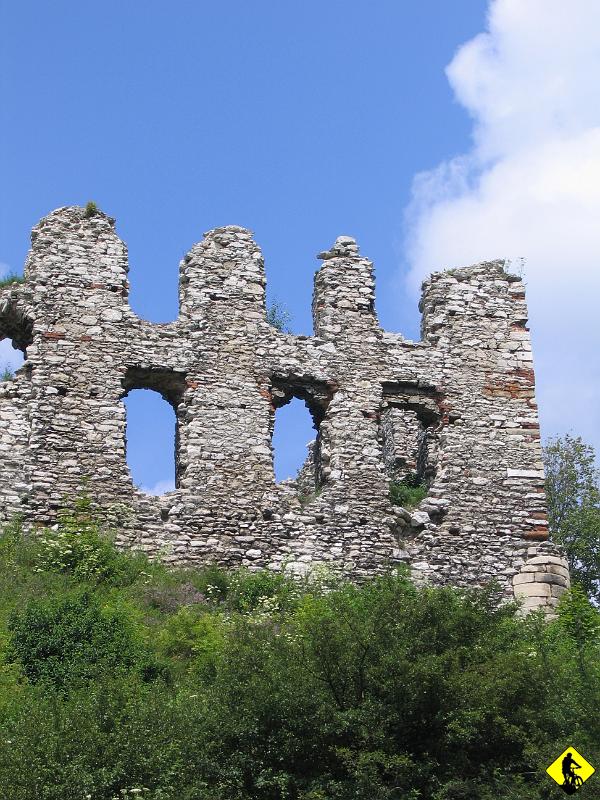 IMG_4134.jpg - Pozostałości po zamku Bydlin. Czułem, że jak będziemy w Olkuszu to będzie już dobrze. Potem Czerna, Krzeszowice, Rudno i jesteśmy w domu.