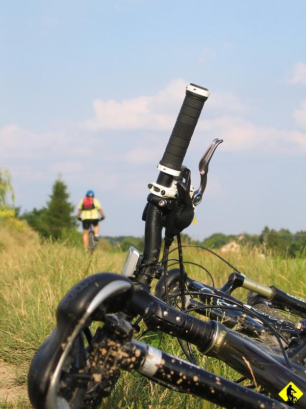 IMG_4185.jpg - Męczymy odcinek z Rudna (odzywa się stopa Jurka). Każdy czuje już dystans w nogach.