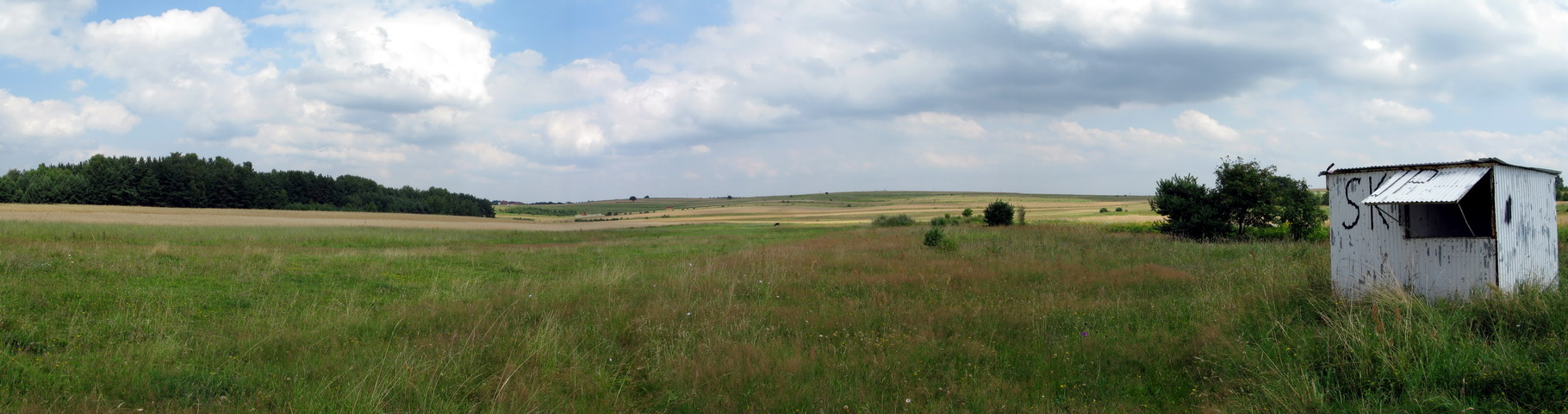 pano.jpg - Ruszamy. Pola, łąki i skup właściwie niewiadomo czego.