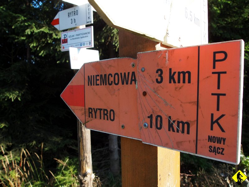 10.jpg - 10 kilometrów dobrego gówna. A w nawiasie ( to przynajmniej ktoś dba o oznakowanie na szlakach. Co prawda nie jest to kropelka, a dwa gwoździe i wkręt. W sumie to dobry wybór, bo byle dres sobie z tym nie poradzi :)