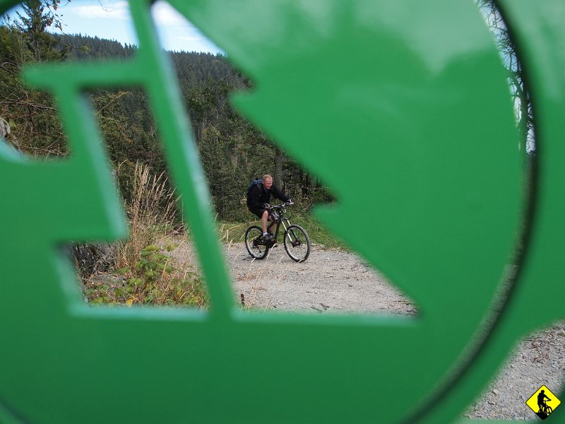 2.JPG - Dżony ze swoim potworem Nixonem z przodu walczy dzielnie, nie poddaje się. To podstawowa cecha twardego bikera. Więcej fot nie ma, bo uwidoczniłbym tylko cierpienie :) Na przełęczy kierownice z lewo i czerwony na Wielki Rogacz. Słońce zaczyna wychodzić zza chmur. Klaruje się dobra pogoda.