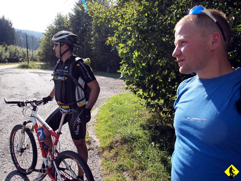 7.jpg - Kolejny podjazd, tym razem chyba trochę trudniejszy, niż ten rano. Może dlatego, że przez dłuższy czas jest w miarę łagodnie w górę, by pod koniec dusić na dwóch nawrotach, kończąc na betonowych płytach. Na co oni patrzą? Pewnie ja jakąś dupę, yyy tj. ładną dziewczynę :) O! proszę okulary się znalazły! Ale zgubi je, nawet jeszcze dzisiaj :)