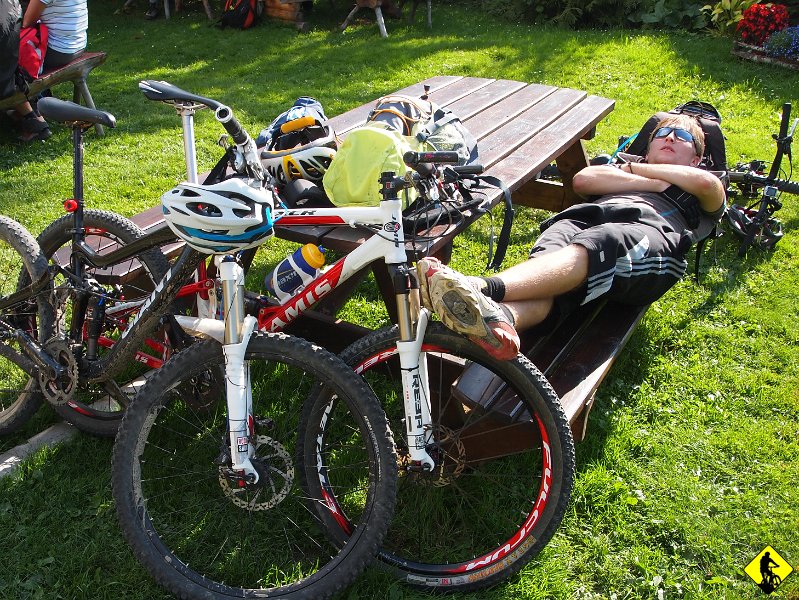 8.jpg - Obidza, którą zdobywamy dość szybko pozwala na kolejną przerwę :) haaaaa tak to się robi po Krakowsku :) Ciekawe czy ktoś zwrócił uwagę, że mam kask Agi? A na poprzedniej wyprawie? Nie, na poprzedniej mam swój :P Sprawdzisz?