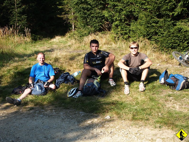 9.jpg - Wieeeeelki Rogacz i ostatnia… przerwa :) Nie chcę być niemiły, ale Dżony rozje… jakby był u siebie w zagrodzie i nie ma już okularów :) Z kolei Piotrek ma minę jakby coś uwierało go w D,  a jakby uśmiech sprawiał mi ból. Nie ma to jak pamiątkowa fota. Ostatnimi czasy jak jestem w Sądeckim po tej stronie to zjazd wypada akurat tutaj.