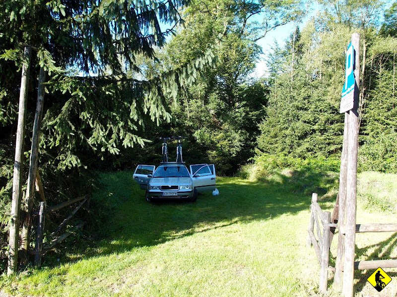 1.jpg - Plan był prosty: szybka akcja gdzieś niedaleko Krakowa, by na popołudnie być z powrotem w grodzie Kraka. 6.30 byliśmy już na wylocie z miasta, za cel obierając znany i lubiany Leskowiec. Najszybciej do schroniska pod Leskowcem dotrzeć niebieskim szlakiem z Tarnawy Górnej. W tej niewielkiej wiosce można nawet zostawić furę na niestrzeżonym parkingu płatnym, za który opłatę należy uiścić w sklepie Lider, o czym informuje stosowna tabliczka. Jakie konsekwencje grożą temu kto nie zapłaci trudno powiedzieć...