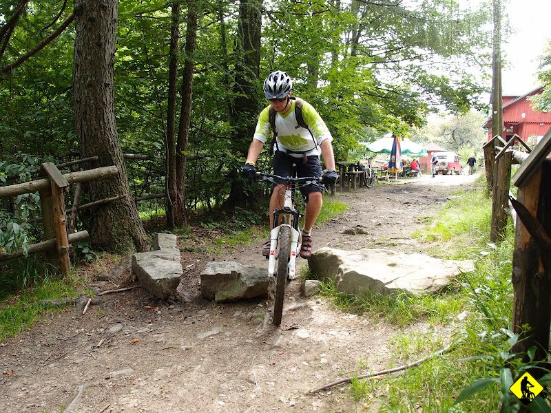 16.JPG - Przed 14.00 po raz drugi tego dnia zdobywamy Groń JP II, gdzie widać już sporo turystów jak na czwarty dzień tygodnia.