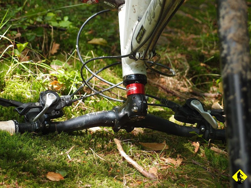 19.JPG - Ponad 40 km niezwykle urozmaiconej trasy, która może stanowić ciekawą propozycję na krótkie jesienne dni. A w Skawinie podczas przerwy na kebaba, okazuje się, że kapeć dopadł także przednie koło :/ jak to mówią nieszczęścia chodzą parami. Tym razem nie był to snejk a mikroskopijna dziurka spowodowana być może jednym z wielu kolców, które atakowały nas tego dnia na zarośniętym żółtym szlaku.