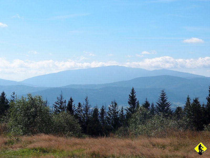 5.JPG - Krótki postój i ruszamy czerwonym szlakiem w kierunku Potrójnej. Ten fragment jest bez wątpienia jednym z ciekawszych w B. Małym. Zarówno do podjeżdżania jak i zjeżdżania. Nie tylko szybko, ale i miejscami technicznie. Krótko mówiąc nie można się nudzić.