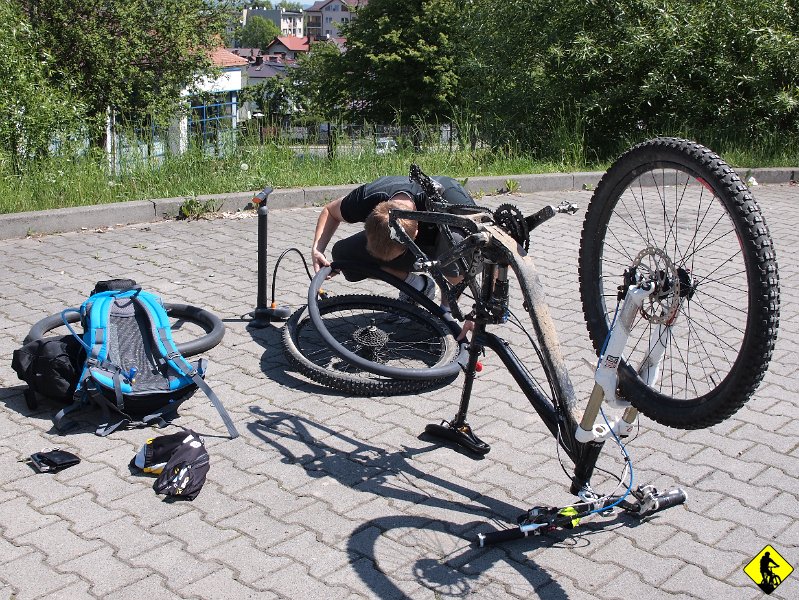 1.jpg - Witam w Myślenicach, jednej z wielu sypialni Krakowa. Zamiast jechać, to ja grzebie w oponie ( o tym pisałem poprzednio, tyle, że zabawa zaczęła się na tym wyjeździe ).