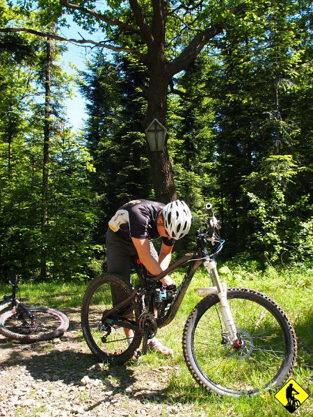 3.jpg - Gdy już wdrapaliśmy się na Pasmo Barnasiówki, to zabieram się do drugiego grzebania, tym razem w pedale xtr, które doprowadza mnie do szewskiej pasji. Nie polecam, ale będę się rozwodził na ich temat, bo chyba już o tym biadoliłem. Kupcie SE lepiej pancerno-nieśmiertelne M540 i będzie gicik.