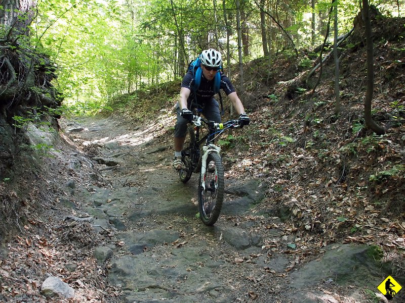 4.jpg - Pasmo mija szybko, jedzie się prawie jak po stole omijając tylko kałuże. Zjazd do Sułkowic też krótki. Taka zabawa.